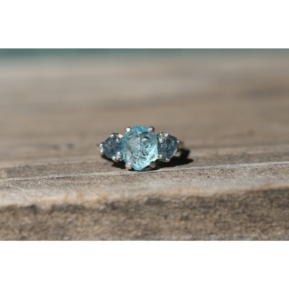 Ocean-Inspired Raw Gemstone Ring with Teal and Blue Crystals on Silver B… - Picture 5 of 10
